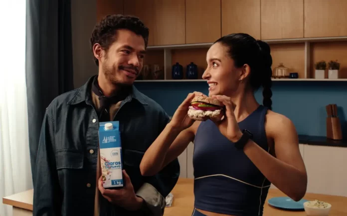 Memo Villegas protagoniza la divertida campaña de Huevos San Juan, producida por Mango Films