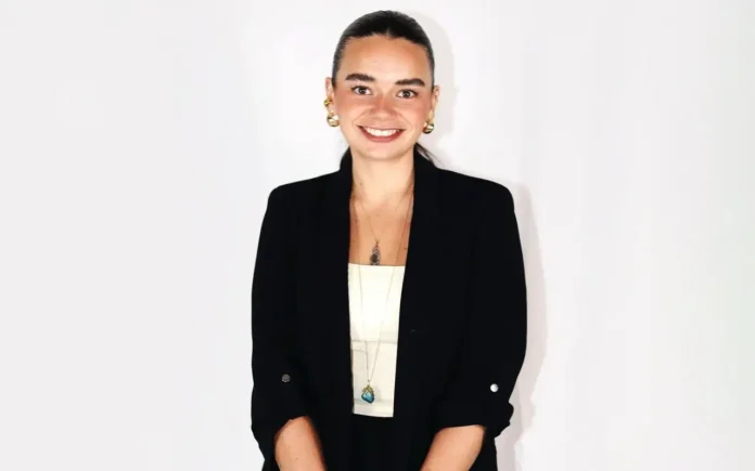 Ivana de la Paz como la nueva Experta en Relaciones Residente para Tinder México